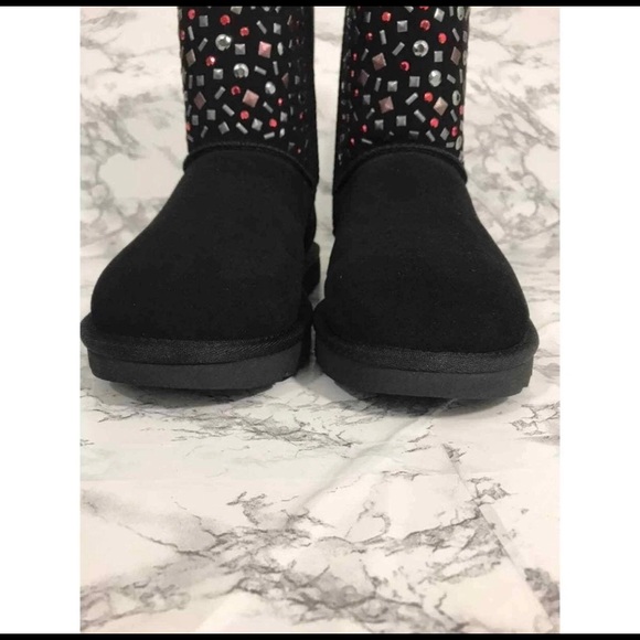 NIB UGG Woman's Classic Shorts Stud ll Boots SZ 7. - Picture 4 of 11